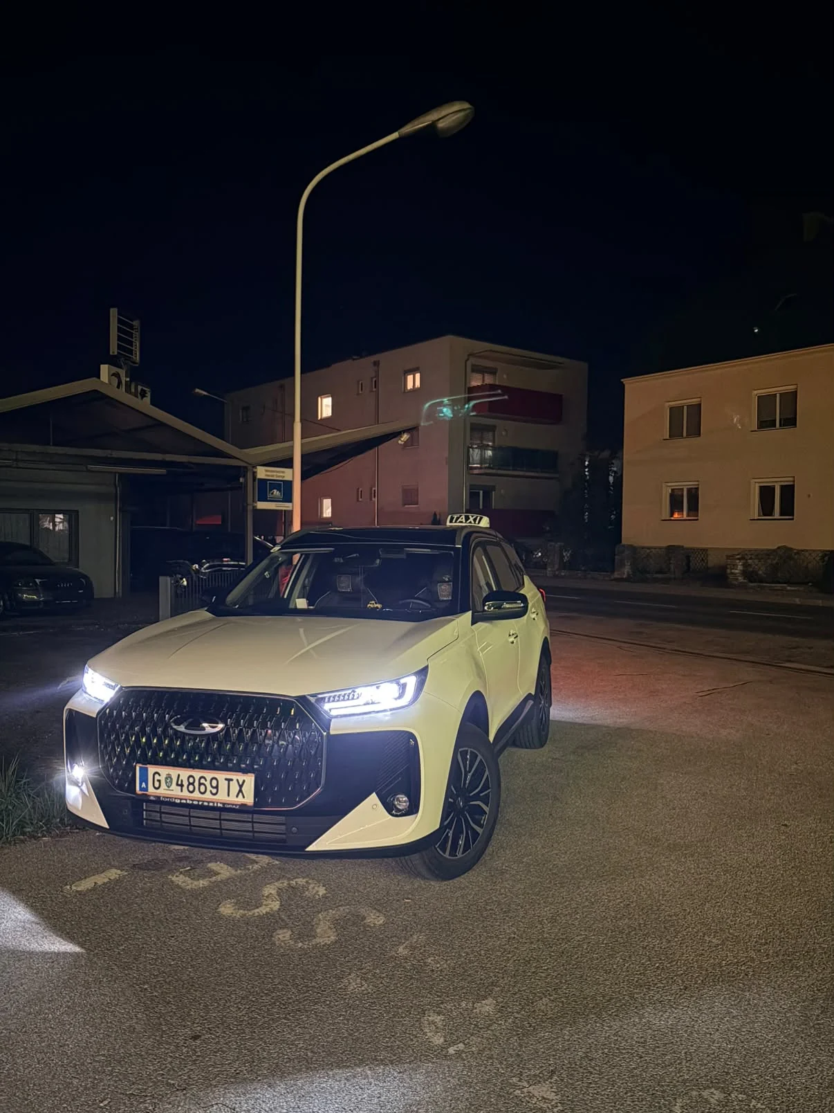 Weißes Taxi in Graz von außen